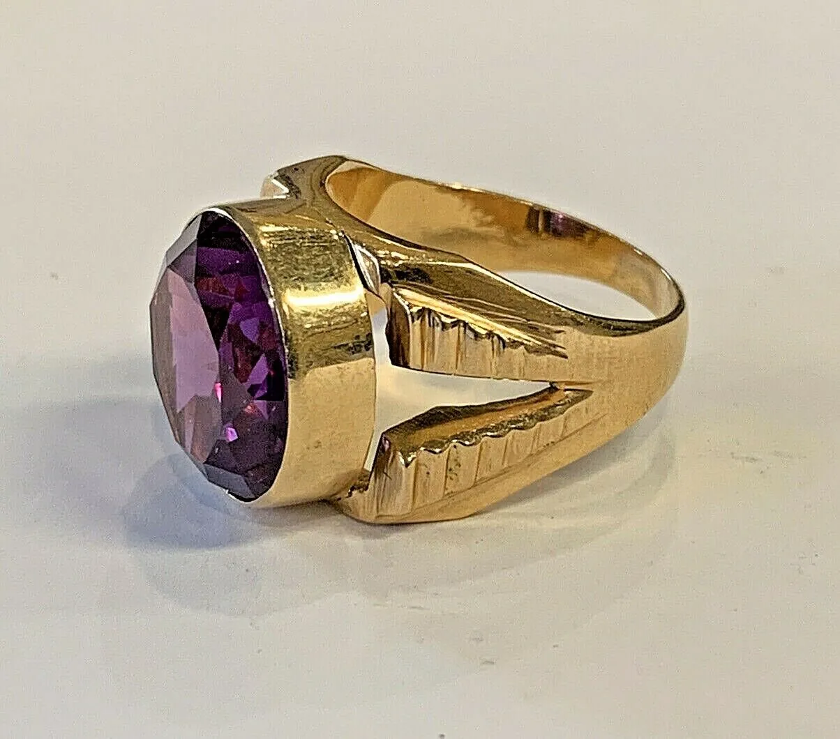 Estate 18k Cocktail Ring w /Large Round Purple Stone Size 7