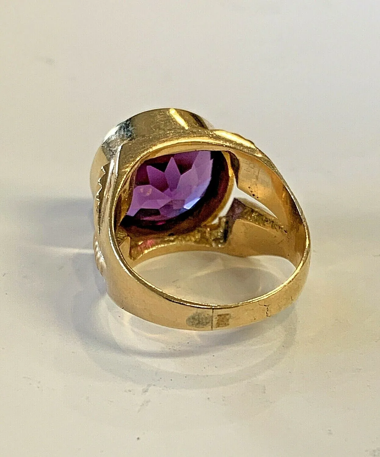 Estate 18k Cocktail Ring w /Large Round Purple Stone Size 7