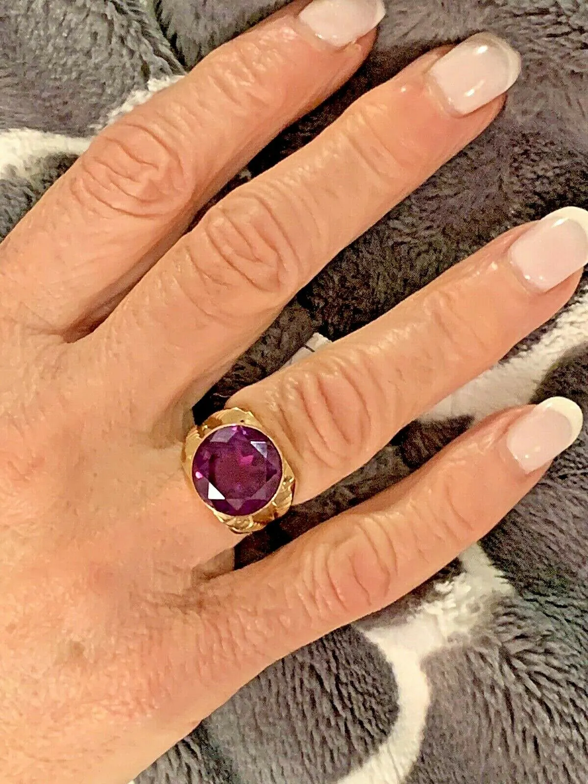 Estate 18k Cocktail Ring w /Large Round Purple Stone Size 7