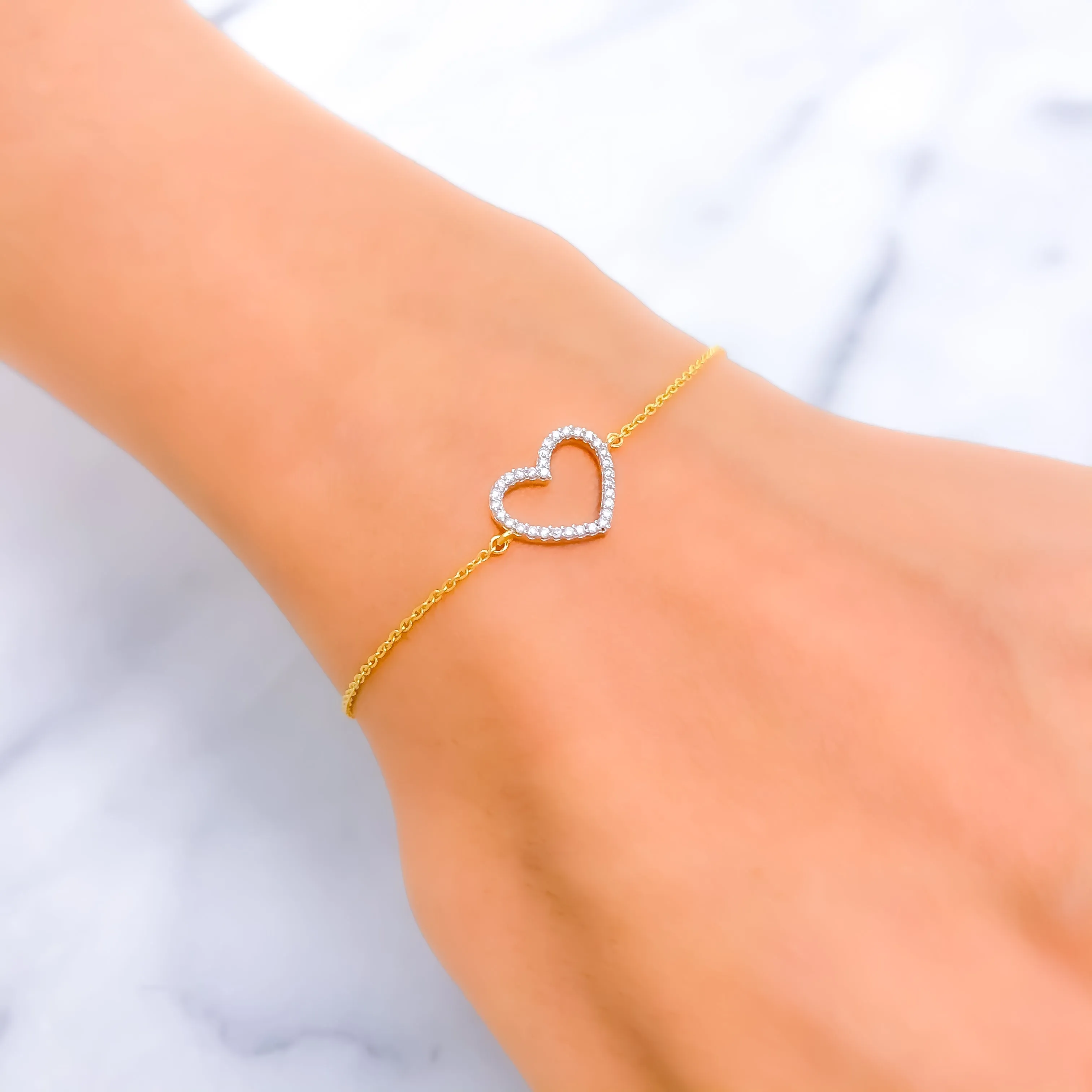 Majestic Heart-Shaped Diamond   18k Gold Bracelet
