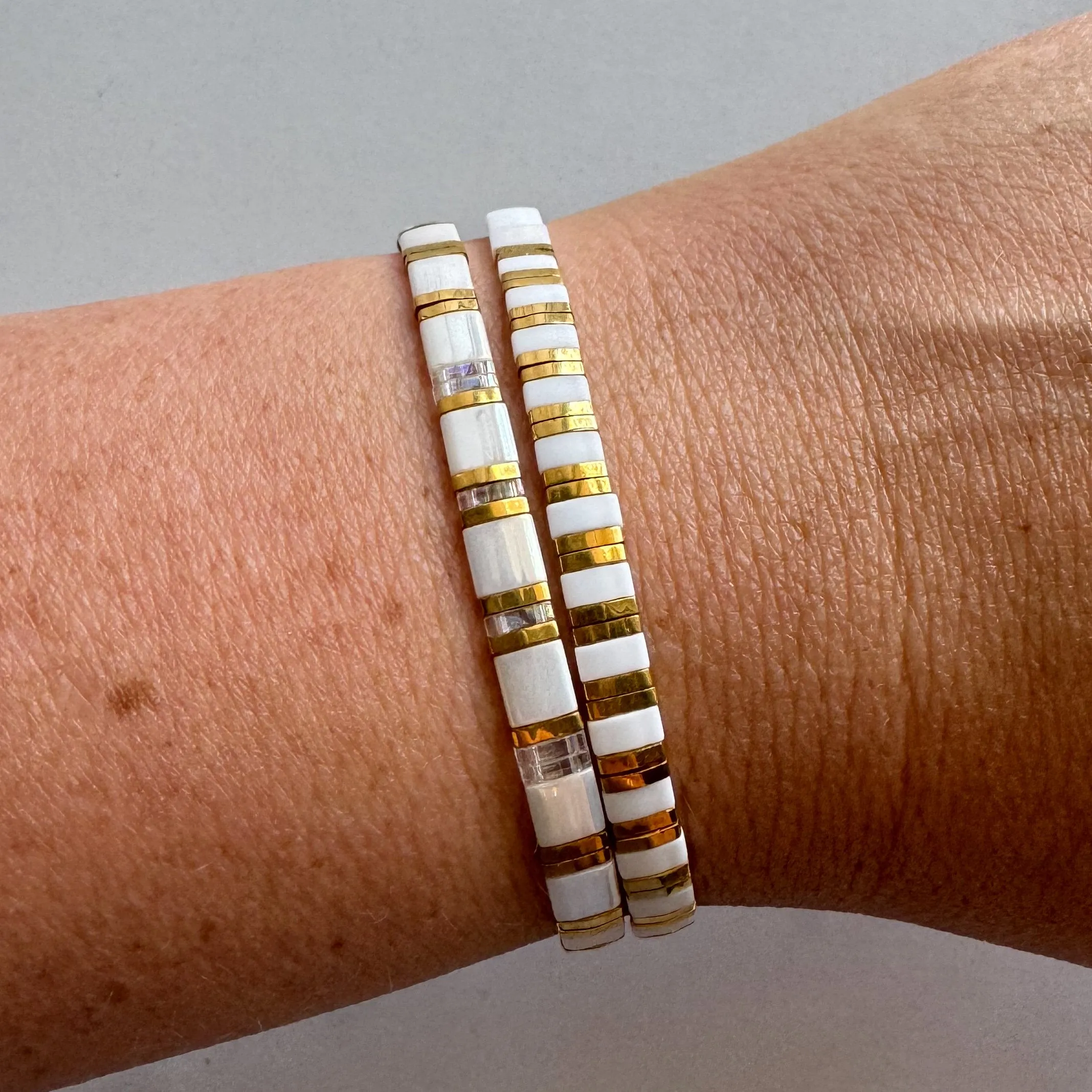 MORE THAN GOLD Glass Tila Bead Stretch Bracelet