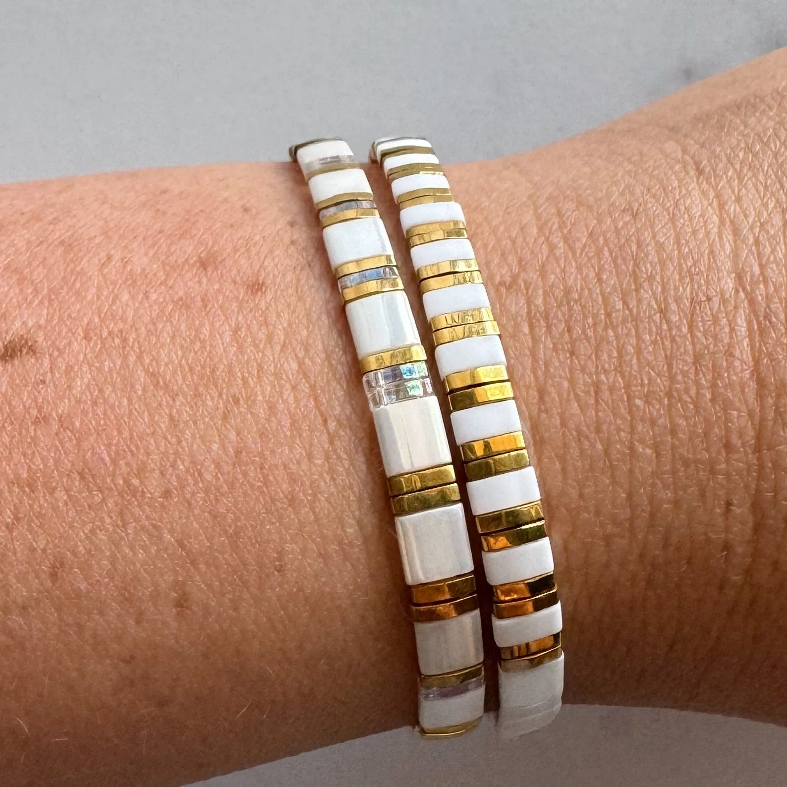 MORE THAN GOLD Glass Tila Bead Stretch Bracelet