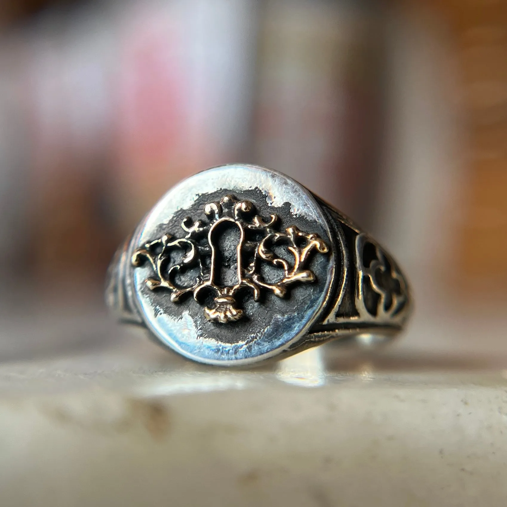 Secret Keyhole Signet