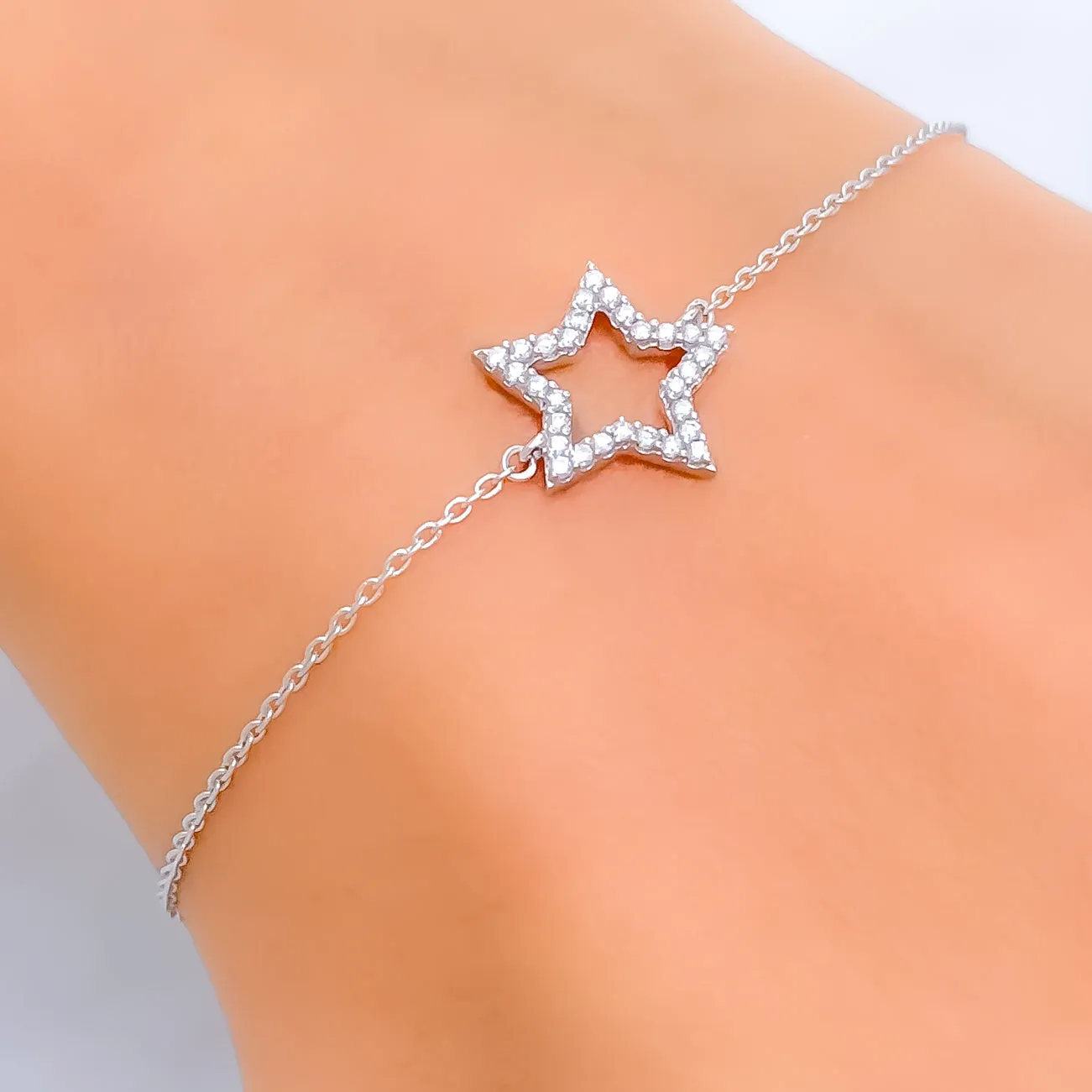Twinkling Star-Shaped Diamond   18k Gold Bracelet
