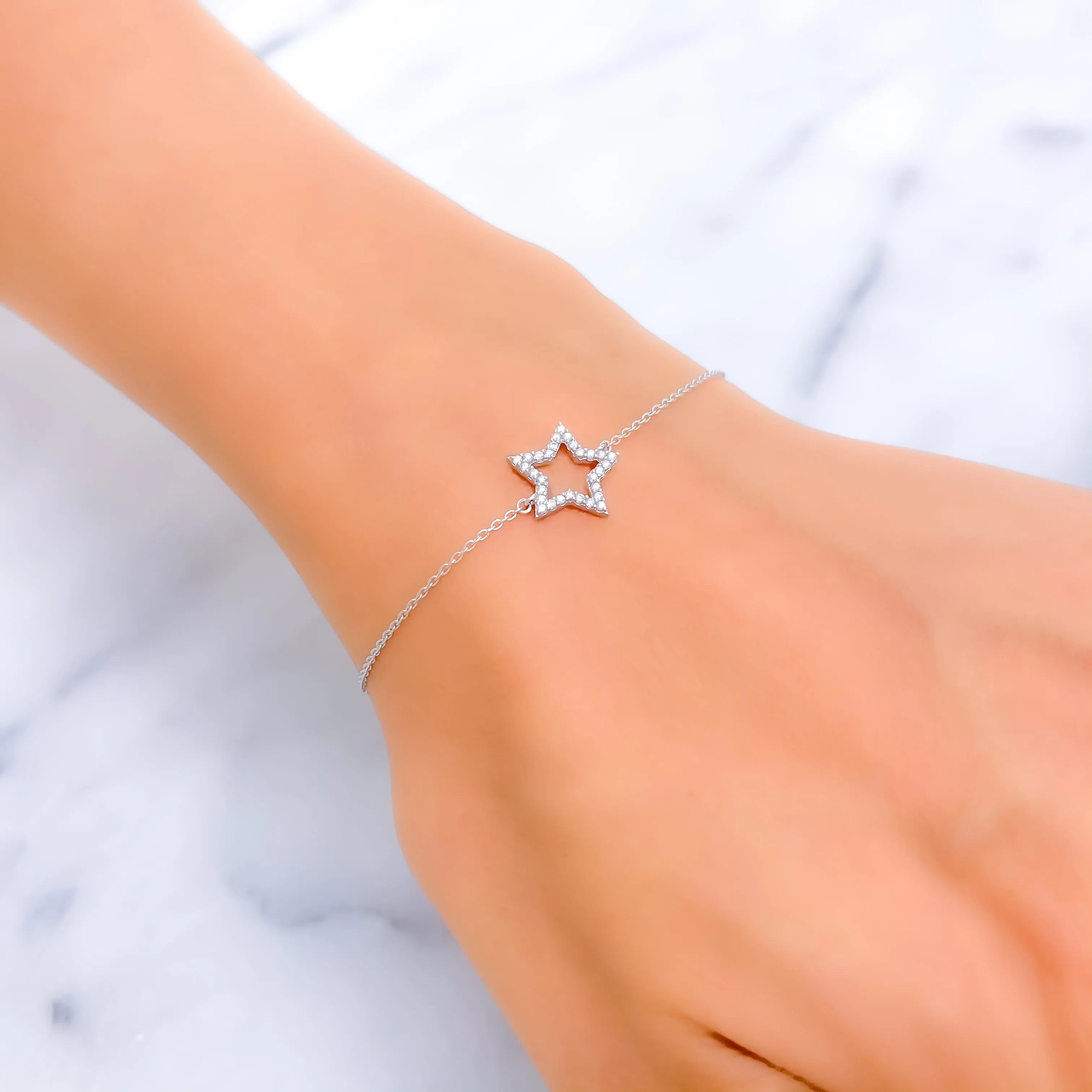 Twinkling Star-Shaped Diamond   18k Gold Bracelet